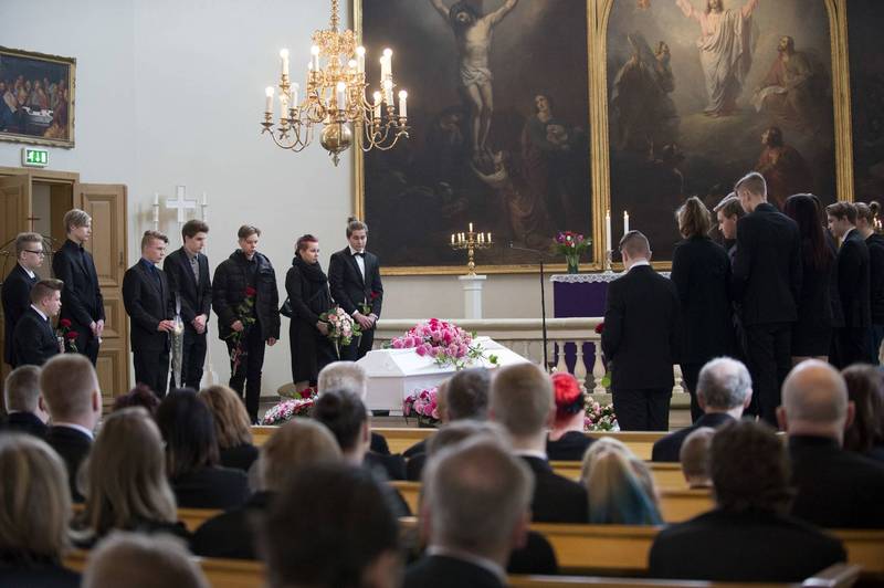 Kymmenet nuoret jättivät hyvästinsä mopoautokolarissa menehtyneelle Milla Virtaselle Tyrvään kirkossa Sastamalassa.