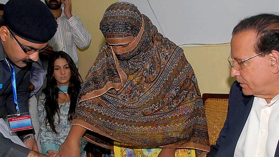 Pakistanilainen äiti Asia Bibi vahvistamassa peukalonjäljellään valittavansa saamastaan hirttotuomiosta.jpg