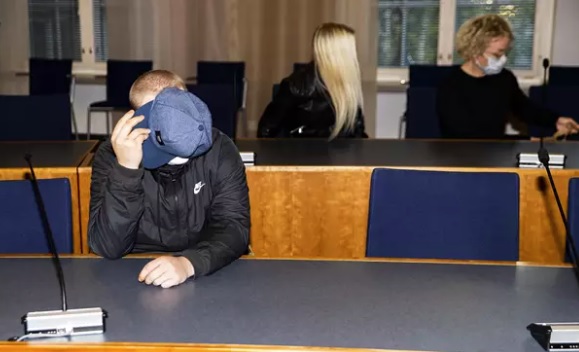 Törkeästä ihmiskaupasta syytetty 20-vuotias mies istui oikeussalissa eturivissä lippalakki naamallaan. Toinen syytetty, miehen 20-vuotias puoliso istui takarivissä vasemmalla vierellään avustajansa Minna Pilviö.­KUVA: SAARA TUOMINEN
