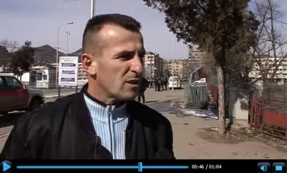 Shkupollia haastateltiin televisioon Mitrovicassa helmikuussa 2008, kun Kosovo oli juuri julistautunut itsenäiseksi Serbiasta. Nelosen kuvausryhmä törmäsi Mitrovicasta kotoisin olevaan Shkupolliin sattumalta. Haastattelussa mies puhui aseista. NELONEN