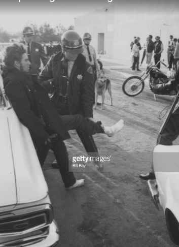 Jotain yhteistä 30 vuotta aiemmin. Kumma mieltymys poliisilla motoristien sukkiin. Tottapuhuen pioneerit jenkeissä ja Suomessa joutuivat sietämään paljon että tänäpäivänä saavat ajaa edes jotenkin rauhassa.