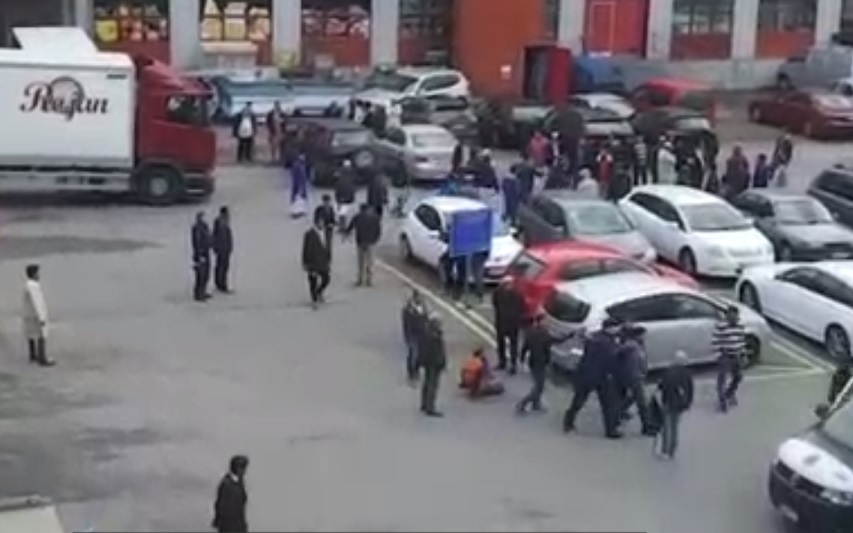 Kuvakaapaus IL:n videolta. Olikohan kuvassa näkyvä Scania-merkkinen kuormuri mahdollisesti varattu myöhemmin suoritettavaa terrori-iskua varten? Tai sitten se vaan oli "sattumalta" paikalla.