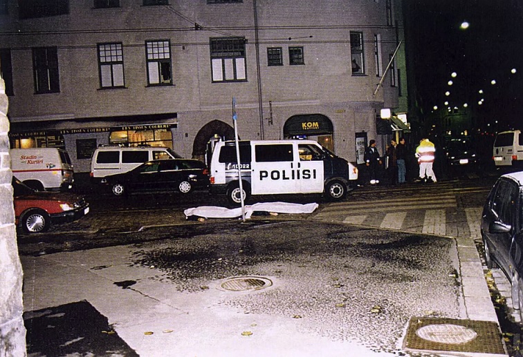 Eero Holsti ja Antero Palo pysäköivät autonsa Kapteeninkadun ja Tehtaankadun kulmaan. (KUVA: POLIISI)