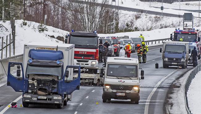 Arvokuljetusauto yritettiin ryöstää helmikuussa 2016 Suomusjärven kohdalla. Ryöstäjät motittivat varastamallaan sinivalkoisella kuorma-autolla oikealla näkyvän G4S-arvokuljetusauton ja sytyttivät sen jälkeen takana olevan henkilöauton palamaan.