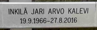 Järvenpään hautausmaan uurnalehdossa on useita nimiä pienissä laatoissa. Tämä on yksi niistä.