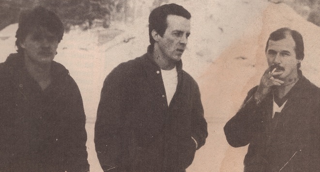 Vasemmalla 48 markan sakkoon rahaa pyytänyt Ilpo Kananen, keskellä Seppo Boman ja oikealla Niemeläisen leskirouvan puukottama Timo Raatikainen. Kuva Alibi 4/1984.