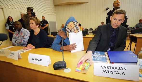 Lapsensa surmasta syytetty ja hänen asianajajansa Matti Kauppi. JUHA RAHKONEN<br />SOLMU SALMINEN