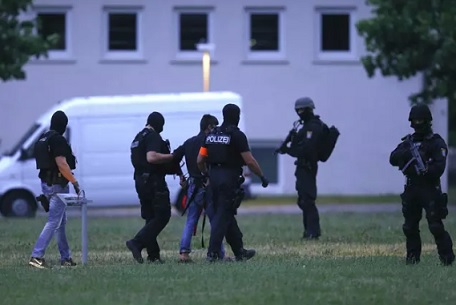 Saksalaistytön murhasta epäilty mies tuotiin Wiesbadeniin lauantai-iltana poliisin saattamana. (KUVA: RALPH ORLOWSKI / REUTERS)