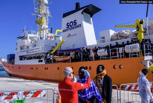Kuvassa on Eurooppaan pyrkiviä siirtolaisia ja turvapaikanhakijoita Välimereltä pelastava avustuslaiva Aquarius.Christophe Petit Tesson / Epa
