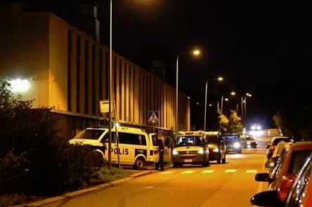 Useita poliisipartioita Kannelmäessä sunnuntai-iltana 23. syyskuuta, jolloin 23-vuotias nainen löytyi ammuttuna yksityisasunnosta. Kuva on lukijan ottama.