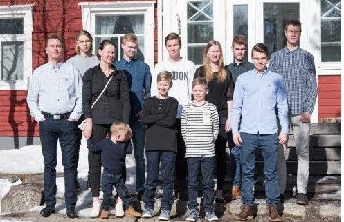 Juha Kärkkäinen vaimonsa ja kymmenen lapsensa kera.jpg