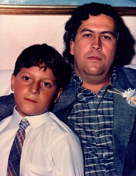 Juan Pablo Escobarilla (nyk. Sebastián Marroquín) oli läheinen suhde isäänsä Pablo Escobariin. Kuva on pojan ensimmäiseltä ehtoolliselta vuodelta 1987 tai 1988. Juhliin haettiin suklaata yksityiskoneella Sveitsistä. (KUVA: SEBASTIÁN MARROQUÍNIN KOTIALBUMI)