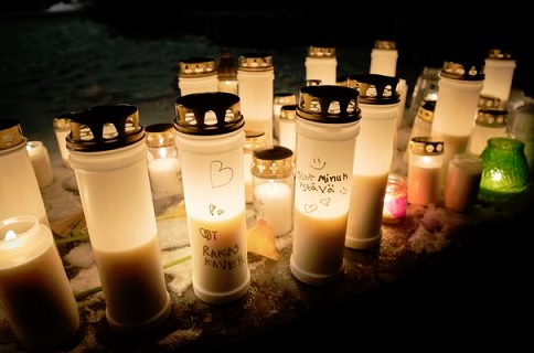 Arabianrannan asukkaat sytyttivät kynttilöitä jouluyönä surmatun koululaispojan muistolle. Osaan oli kirjoitettu viestejä. MATTI MATIKAINEN