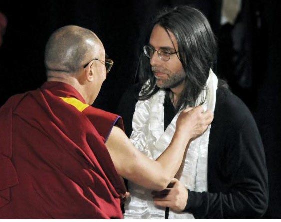 Keith Raniere vuonna 2009 Dalai Laman seurassa.jpg