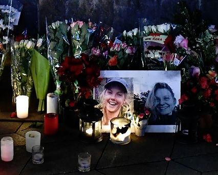 Louisan ja Marenin kuvat seisoivat muistopaikalla Kööpenhaminan kaupungintalon edustalla kukkien ja kynttilöiden ympäröiminä joulukuun lopulla. EPA / AOP