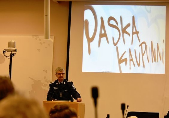 Apulaispoliisipäällikkö Arto Karnaranta otti esityksensä aluksi tutun graffitin esiin. ALEKSANTERI PIKKARAINEN