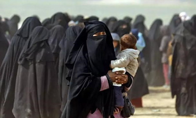 Mustakaapuisia naisterroristeja kurdien ylläpitämällä pakolaisleirillä.jpg