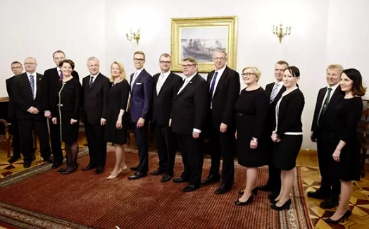 Juha Sipilän hallitus poseerasi alkuperäisessä kokoonpanossaan 29. toukokuuta 2015. (KUVA: ANTTI AIMO-KOIVISTO / LEHTIKUVA)