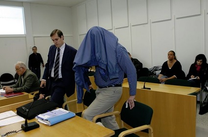 Matinkylän perhesurmaaja peitti takilla päänsä saapuessaan Espoon käräjäsaliin. Vierellä asianajaja Pekka Eriksson. JARNO JUUTI
