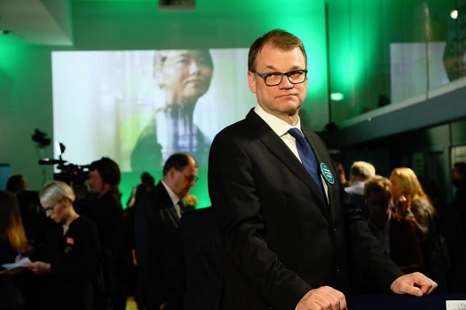Keskustajohtaja Juha Sipilä tunnusti vaalituloksen tappioksi kello 20.35. Tiistaina Sipilä kertoi väistyvänsä puolueen puheenjohtajan paikalta.