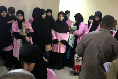 Elinkautiseen tuomittuja venäläisiä ISIS-naisia bagdadilaisen oikeustalon käytävällä.jpg