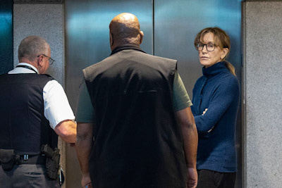 Näyttelijä Felicity Huffmann joutui vartijoiden silmälläpidon kohteeksi Bostonin oikeustalolla.jpg