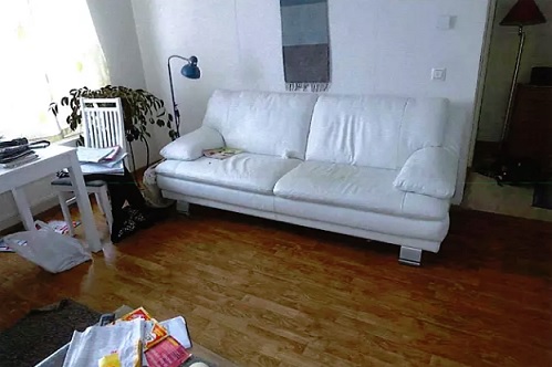 Olohuoneen sohva, jolta uhri löytyi kuolleena. (KUVA: LÄNSI-UUDENMAAN POLIISILAITOS)
