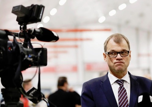 Juha Sipilä on keskustalähteiden mukaan johtanut puoluetta itsevaltaisesti ja muita kuuntelematta. &quot;Hän tuntui halveksuvan 'pikkuasioiden' kanssa kipuilevia kansanedustajia, vaikka monet näistä pikkuasioista olivat maakuntien keskustalaisille valtavan tärkeitä.&quot;