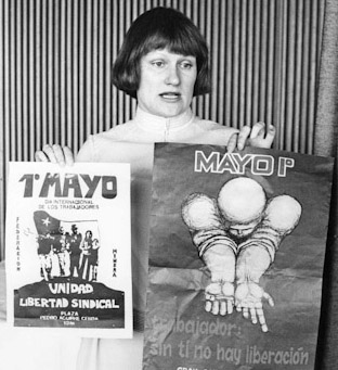 SAKn lakimies Tarja Halonen esitteli chileläisiä julisteita vuonna 1978.jpg