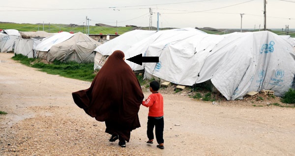 Al-Roj´n leirillä kuvatun ISIS-naisen kasvot eivät ole hunnun peittämät.jpg