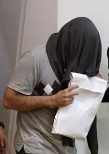 Shawn Ahmed Hassan saapui Pirkanmaan käräjäoikeuteen 7. elokuuta kasvot peitettynä. (KUVA: KALLE PARKKINEN)
