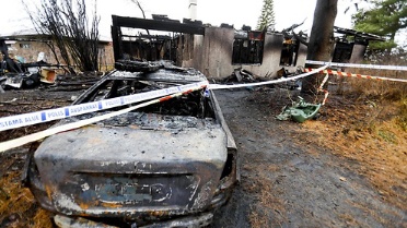 Kuvassa näkyvien lisäksi Karmenin pahuus poltti myös toisen auton ja asuntovaunun.