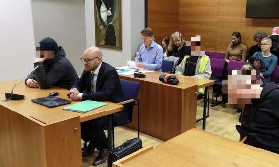 Vastaajille luettiin syytteet käräjäoikeudessa tiistaina. Kuva Tuomas Rimpiläinen.