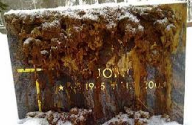hautakivi ulosteessa.jpg