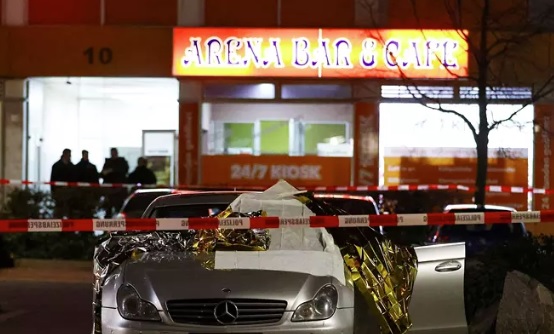 Osa uhreista oli kahvilan läheisyydessä olleissa autoissa. (KUVA: KAI PFAFFENBACH / REUTERS)
