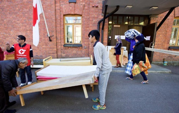 Turvapaikanhakijat kantoivat sänkyjä Hennalassa vuonna 2015. KATJA LUOMA