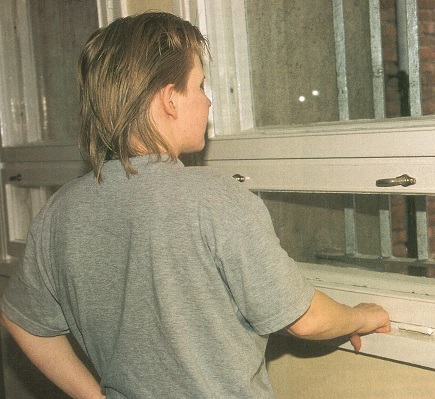 31-vuotias Erna sai pitkän vankeustuomion avomiehensä paloittelusurmasta. Teksti Alibi 2/04.