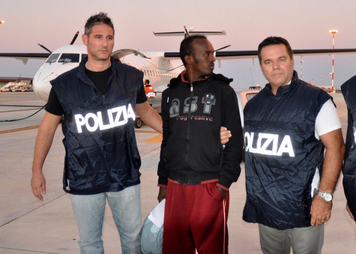 Italian poliisi pidätti somalin Lampedusan saarella, kun selvisi, mitä mies oli tehnyt. Mies lennätettiin Palermoon tuomittavaksi. Kuva on vuodelta 2013. (Kuva: Today Online.)
