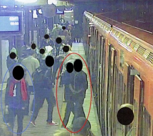 Valvontakamerakuvista näkyy, kuinka syytetyt (ympyröity punaisella) lähtevät seuraamaan 16-vuotiasta uhria (ympyröity sinisellä) metrosta. Uhrilta vietiin tablettitietokone. POLIISIN ESITUTKINTAMATERIAALI
