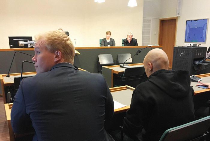 Syytetty mies oikealla asianajajansa vieressä. Pitihän se arvata; joku saatanan kaljupää. Kuva HS/Jukka Harju