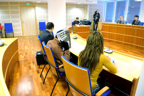 Harapaisten murhan toteuttanut Javed Iqbal peitti kasvonsa Etelä-Karjalan käräjäoikeudessa huhtikuussa 2010. Kuva Seppo Rautiovaara.