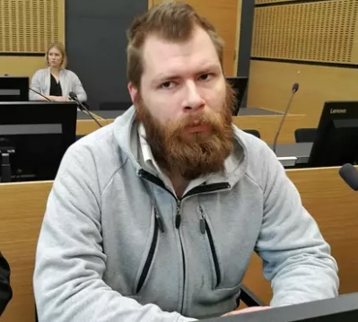 Aiempaan kuvaan verrattuna on havaittavissa parikin muutosta; parta kasvanut ja mies on todennäköisesti selvin päin. Kuva IS.