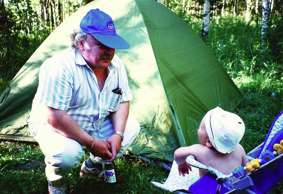 Vaikka Matti ”Volvo” Markkanen otti poikansa Sakarin rikollisiin puuhiinsa, hän oli koko Saken lapsuuden ajan myös rakastava ja lempeä isä, joka vei poikansa telttaretkille Pohjois-Espoon Luukkiin.