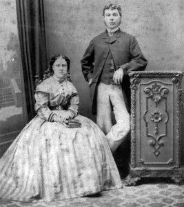 Potretti Annie ja John Chapmanista. Kuva ei ole varsinainen hääkuva, mutta se on otettu lähellä pariskunnan avioitumista.Kuvitusta kirjasta Viisi, Atena Kustannus.jpg
