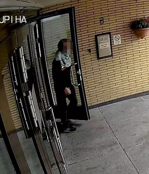 Epäilty tulossa uhrin asunnosta. Kuva: Poliisi