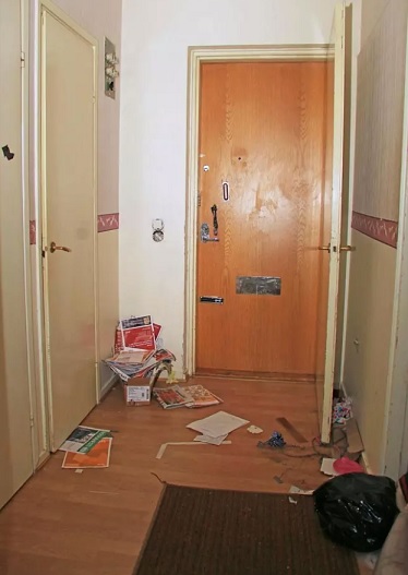 Poliisit huomasivat ensin postiluukusta, että asunnon lattialle oli kertynyt postia. Uhri oli ehtinyt virua asunnossa kuolleena viikkoja. Kuva: Poliisi