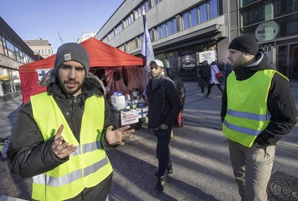 Turvapaikanhakijat osoittivat Valkean edustalla Oulussa mieltään palautuksia vastaan maaliskuussa 2017. Telttaan kiinnitetyssä lapussa vedotaan, ettei heitä lähetettäisi kuolemaan. KUVA: Kontiainen Jarmo