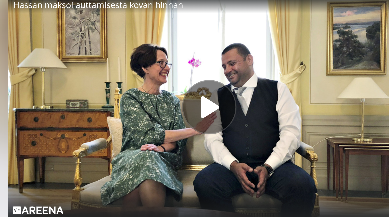 Suurlähettiläs Liisa Talonpoika kiinnitti mitalin Hassan Zubierin rintaan Tukholman suurlähetystössä.png