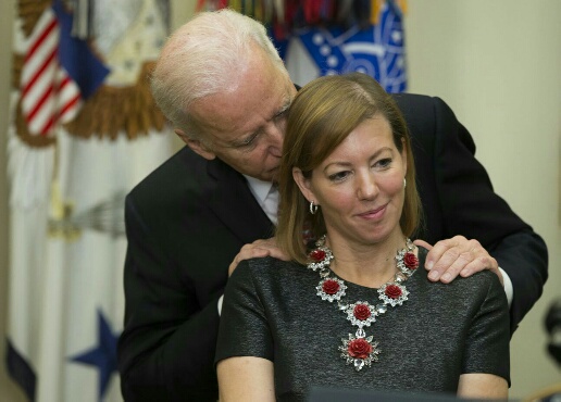 Silloinen VP Biden tervehtimässä puolustusministeri Carterin vaimoa vuonna 2015.jpg