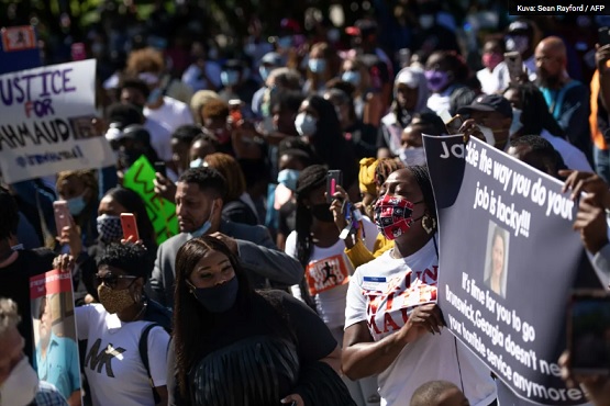 Mielenosoittajat kokoontuivat 8. toukokuuta Glynnin piirikunnan oikeustalon ulkopuolelle Yhdysvaltain Georgiassa helmikuussa ammutun mustan lenkkeilijän puolesta.Sean Rayford / AFP